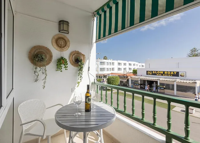 Home2book Main Walkway Коральео